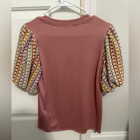 Elegant Mauve Top with Patterned Sleeves - Picture 3 of 3